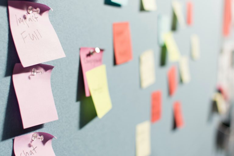 Sticky notes wurden an einem Board angeheftet.