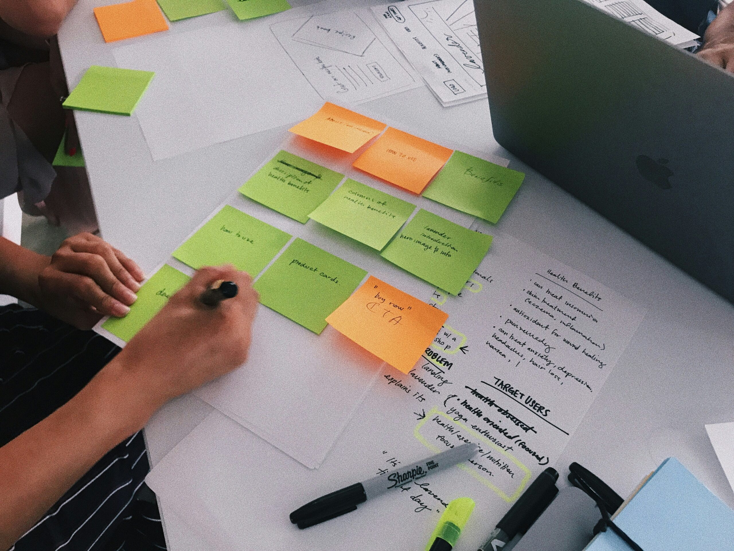 Sticky Notes auf einem Tisch.