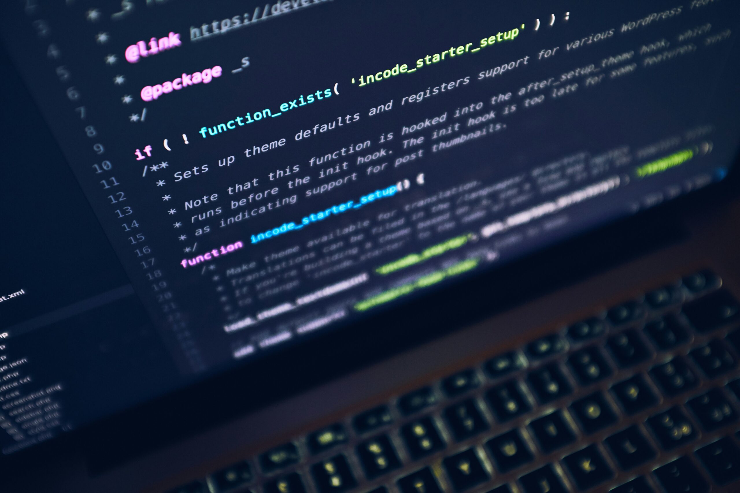 Man sieht Code auf einem Bildschirm.